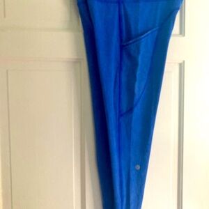 2 side pockets. Have water ripple effect color. Never worn cleaning out closet